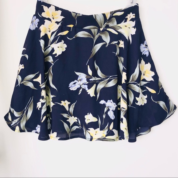 Flowy Floral Mini Skirt with built-in shorts - Picture 5 of 8